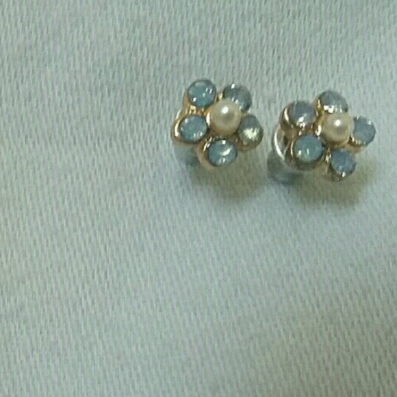 NWOT 2 piece earring set - Picture 3 of 8